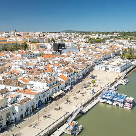 Cinco Botelho, Town Centre