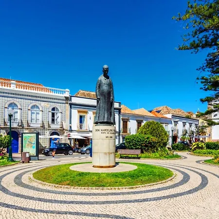 Cinco Botelho, Town Centre