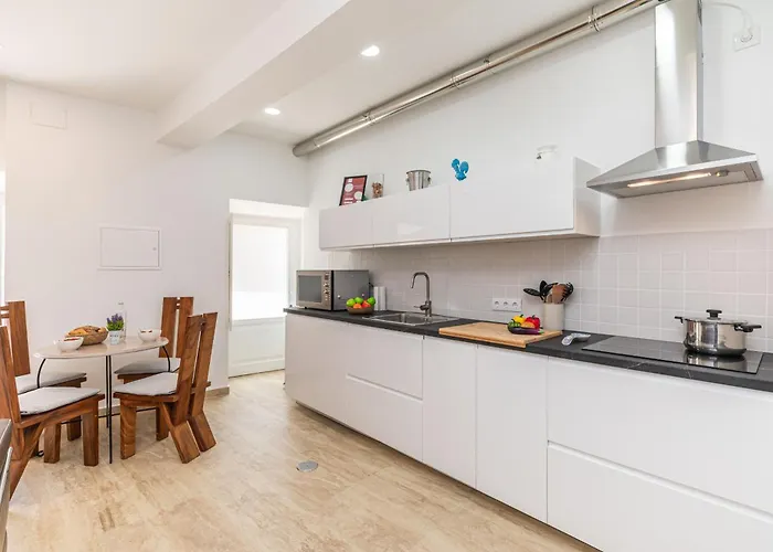 Cinco Botelho, Town Centre Tavira